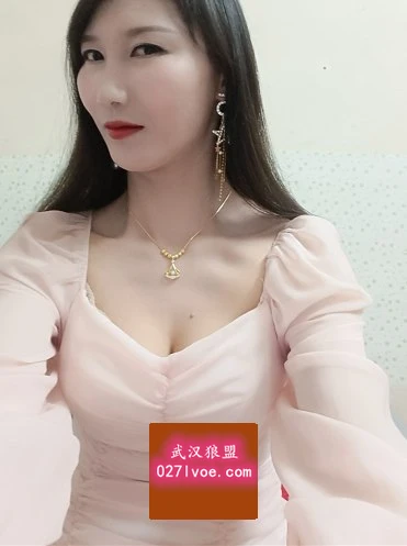 个人大胸风情骚妇生活照(2)