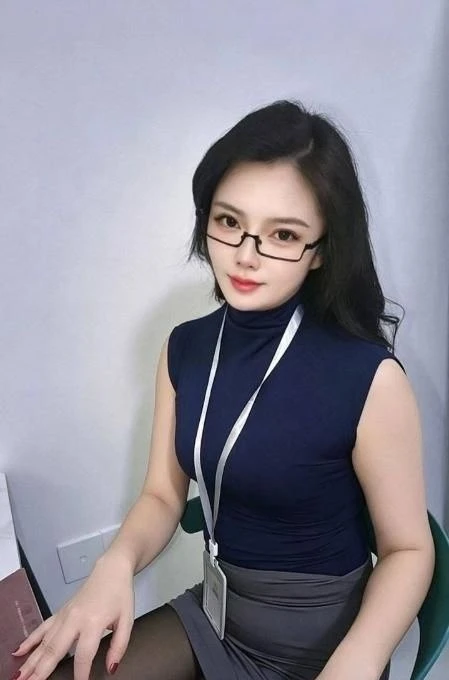 兼职闷骚眼镜御姐生活照(2)